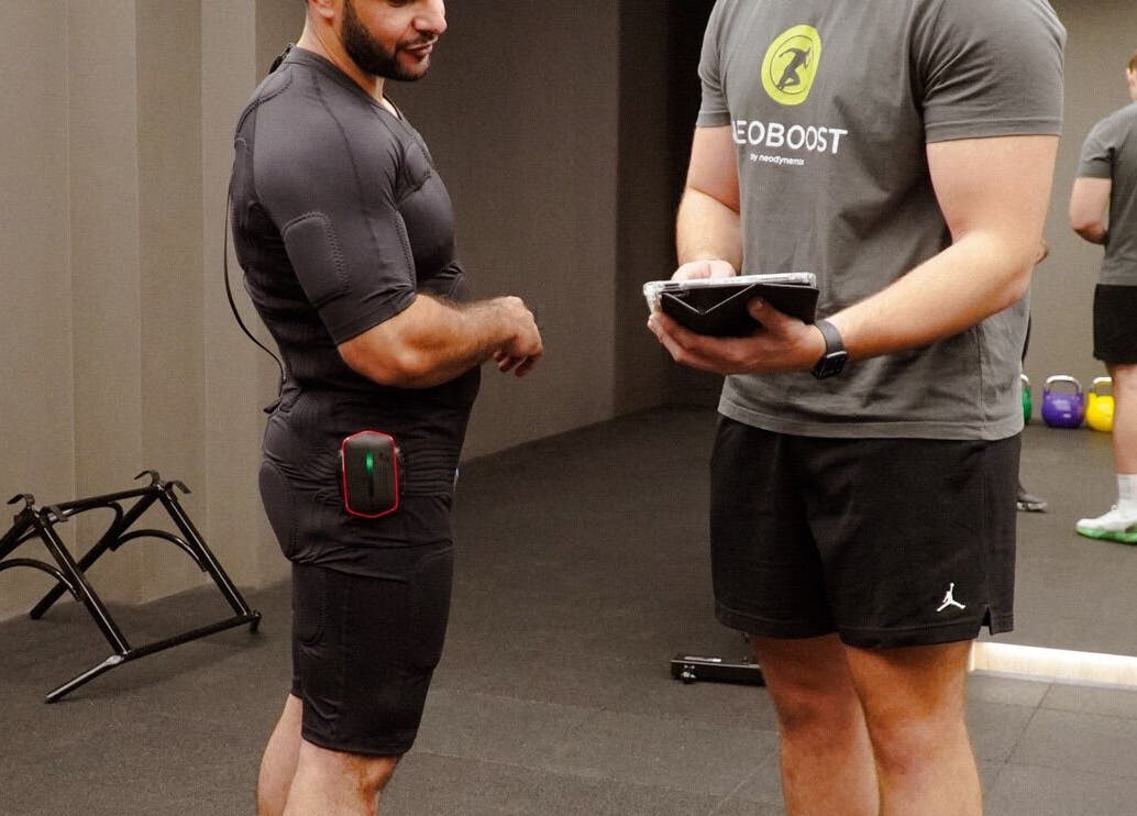 Antremeni EMS la Neoboost, Oradea, Județul Bihor, RO, cu echipament avansat și antrenor profesionist.