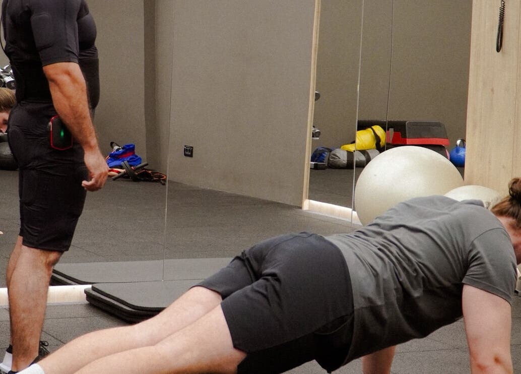 Antrenament în oglindă la Neoboost, Oradea, Județul Bihor, RO. Fitness într-un studio modern.