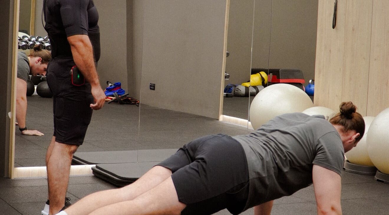 Antrenament în oglindă la Neoboost, Oradea, Județul Bihor, RO. Fitness într-un studio modern.