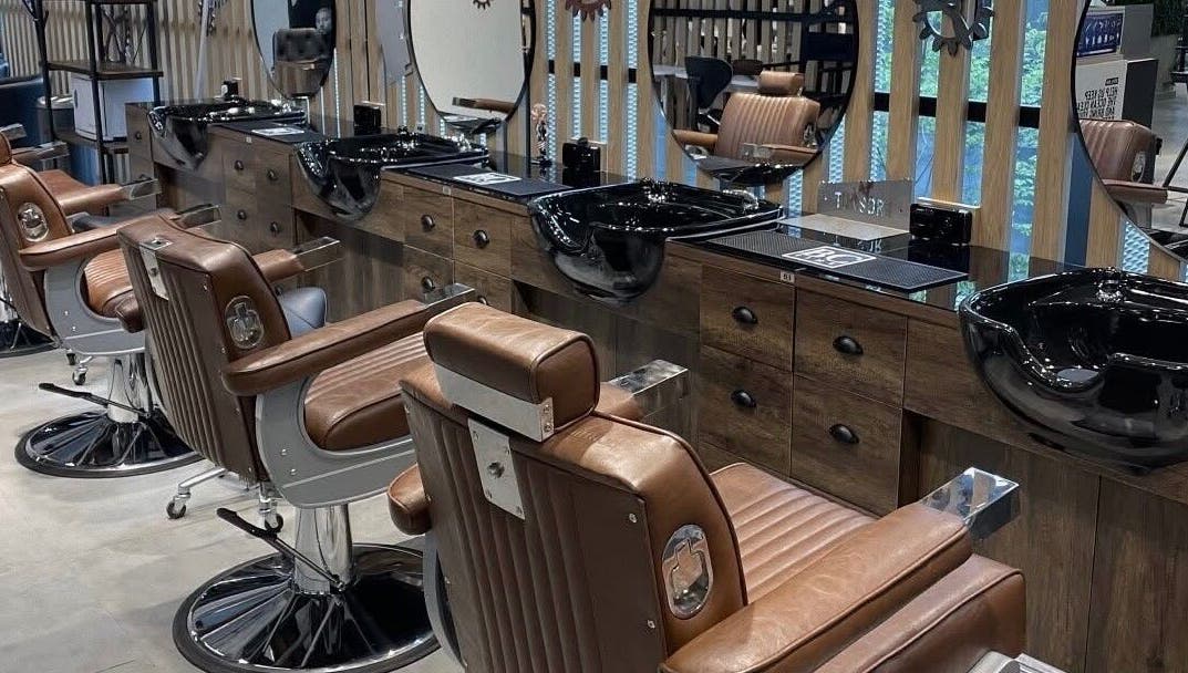 Салон Barber KRVTSV с кожаными креслами в Hlavní Město Praha, CZ.