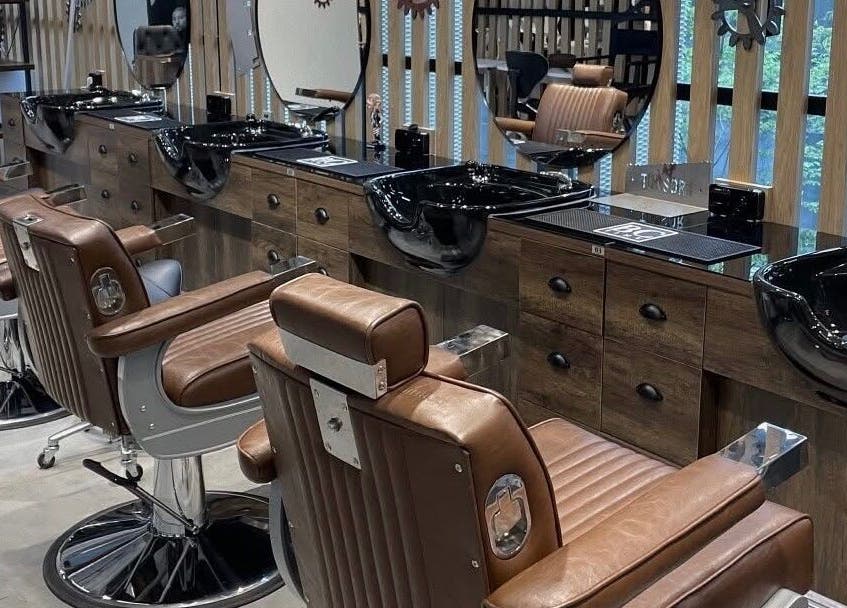 Салон Barber KRVTSV с кожаными креслами в Hlavní Město Praha, CZ.