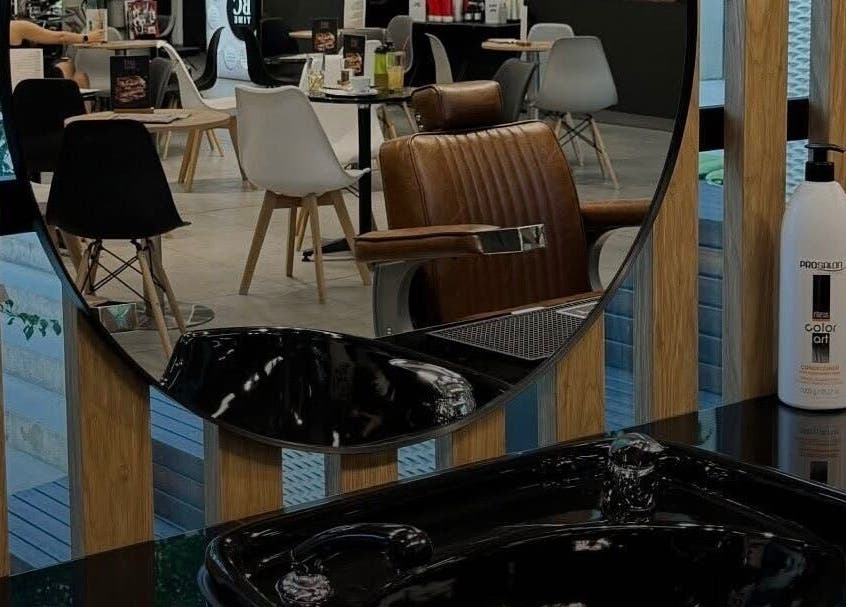 Интерьер Barber KRVTSV с кожаным креслом в Hlavní Město Praha, Hlavní Město Praha, CZ.