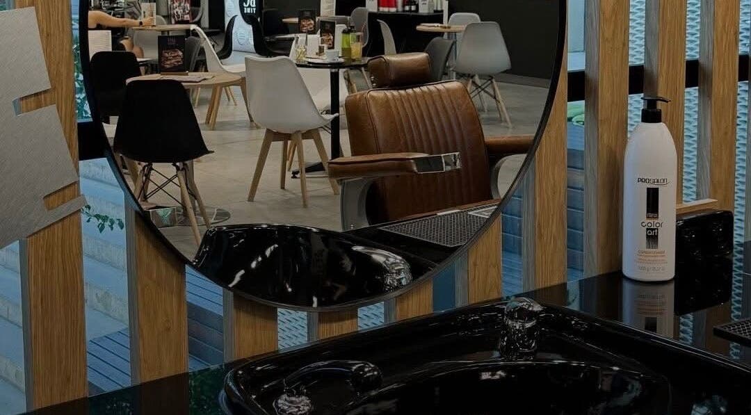 Интерьер Barber KRVTSV с кожаным креслом в Hlavní Město Praha, Hlavní Město Praha, CZ.