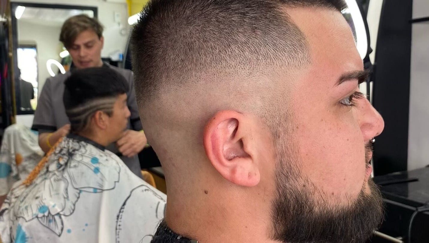 Modern haircut at Enlavip in Valdivia, Los Ríos, CL showcasing a trendy fade style.