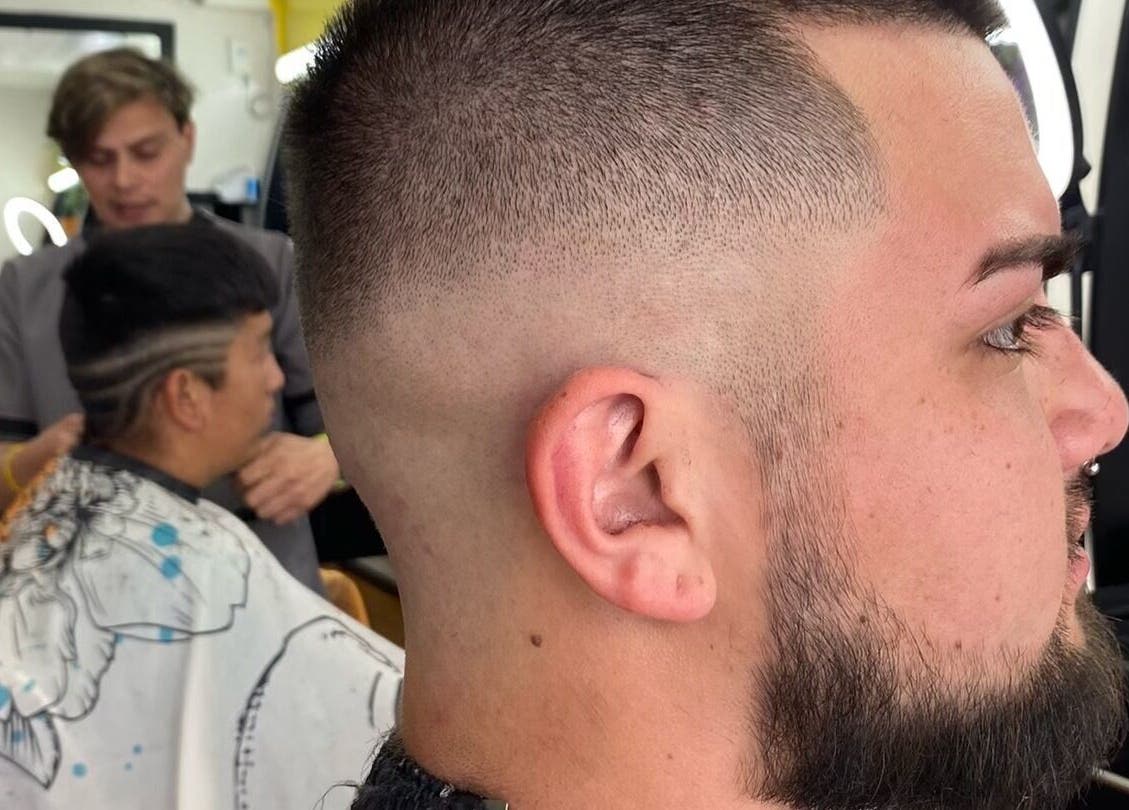 Modern haircut at Enlavip in Valdivia, Los Ríos, CL showcasing a trendy fade style.