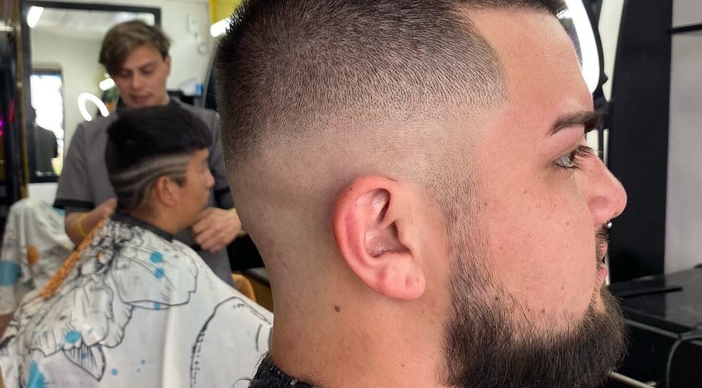 Modern haircut at Enlavip in Valdivia, Los Ríos, CL showcasing a trendy fade style.
