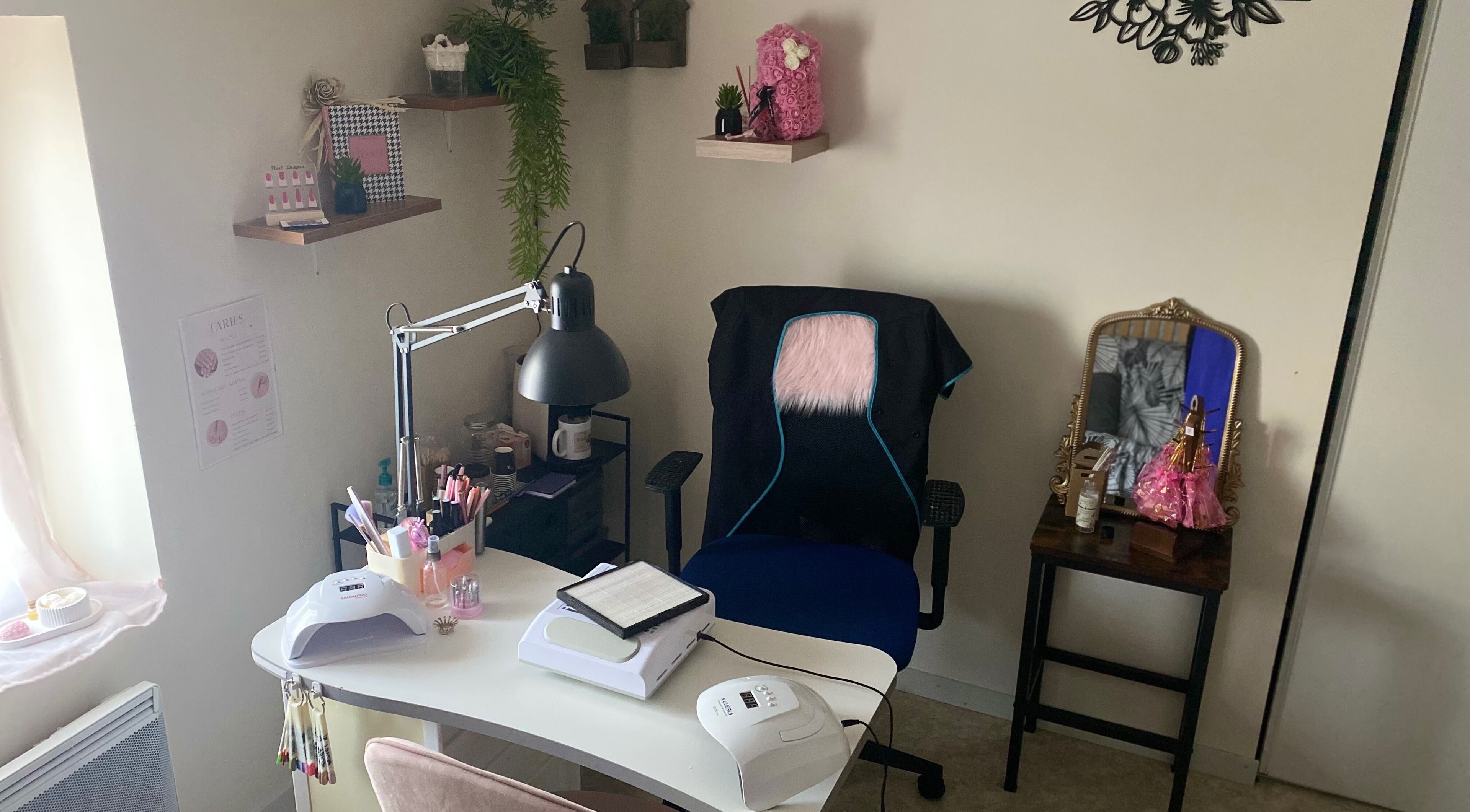 Intérieur élégant de Nail’s by Cinou, Puymiclan, Nouvelle-Aquitaine, FR, avec espace manucure et décoration stylée.