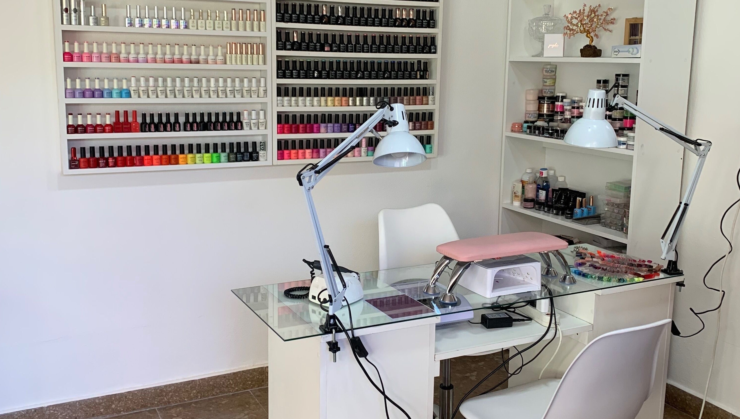 Nail studio at Primero las uñas, La Falda, Córdoba, AR with polish display and manicure setup.