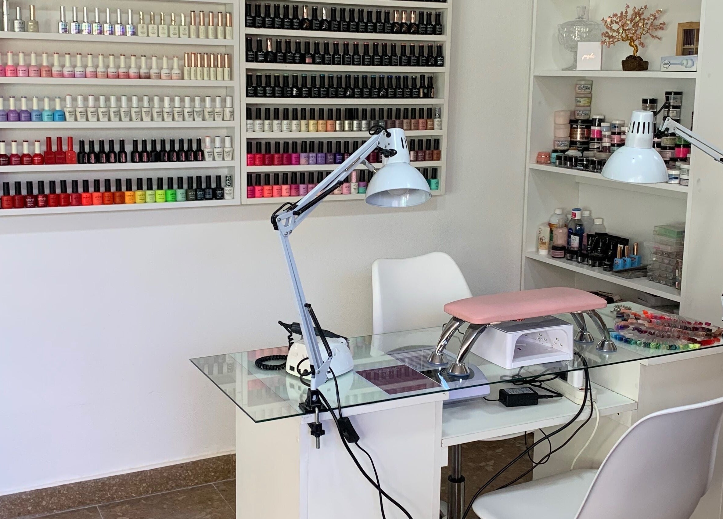 Nail studio at Primero las uñas, La Falda, Córdoba, AR with polish display and manicure setup.