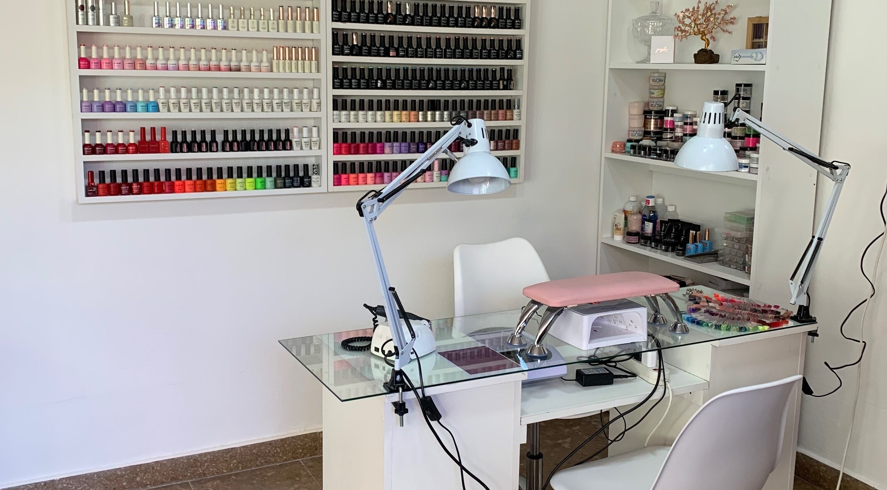 Nail studio at Primero las uñas, La Falda, Córdoba, AR with polish display and manicure setup.