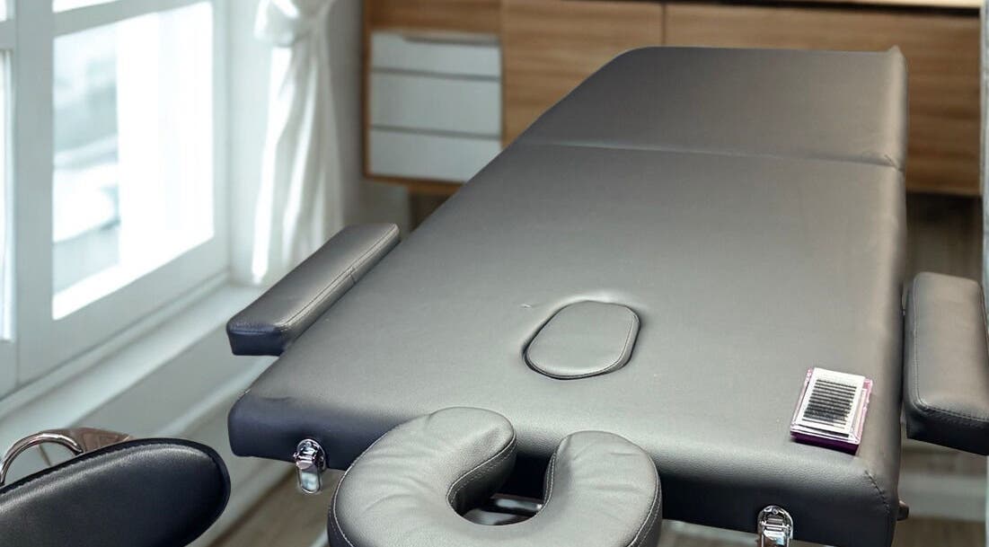 Massage table at Estheteek Radiance, Montréal, Québec, CA, showcasing a relaxing spa atmosphere.