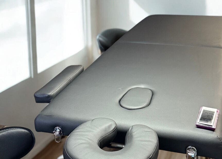 Massage table at Estheteek Radiance, Montréal, Québec, CA, highlighting a peaceful wellness atmosphere.