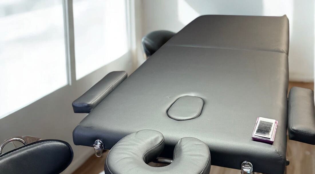 Massage table at Estheteek Radiance, Montréal, Québec, CA, highlighting a peaceful wellness atmosphere.