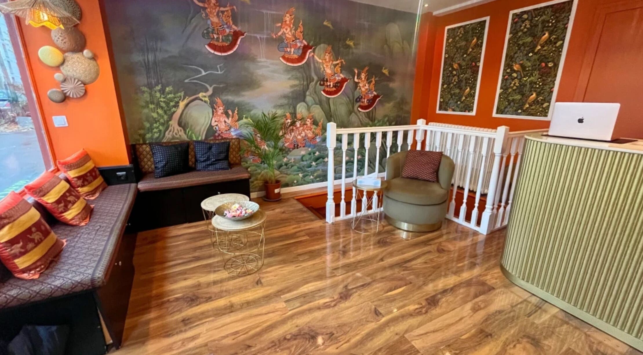 Salon accueillant d'Isaan Thaï Spa - Vaugirard à Paris, Île-de-France, FR, avec décor chaleureux et sièges confortables.