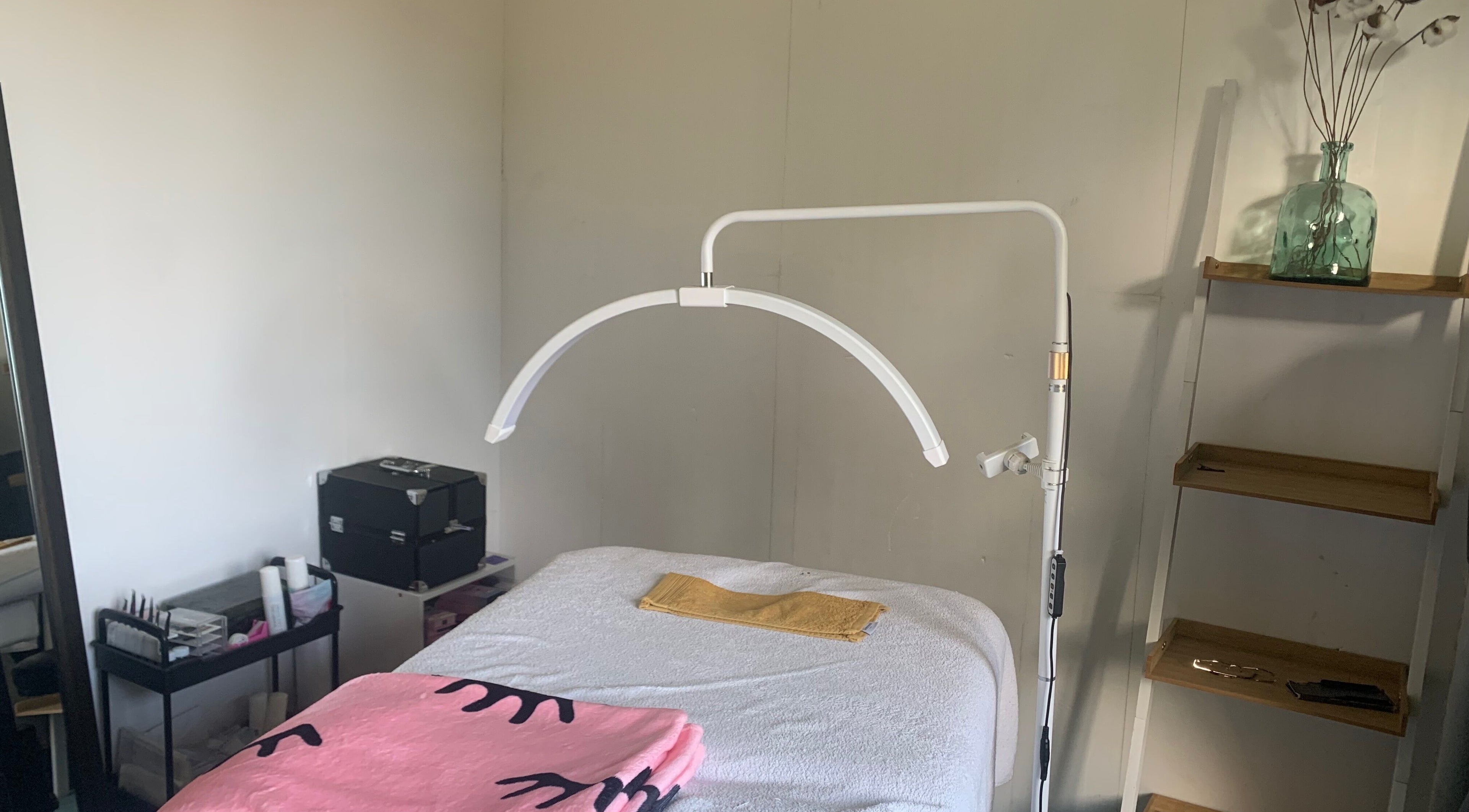 Table de massage à O'regard à Viennay, Nouvelle-aquitaine, FR. Ambiance relaxante et apaisante.