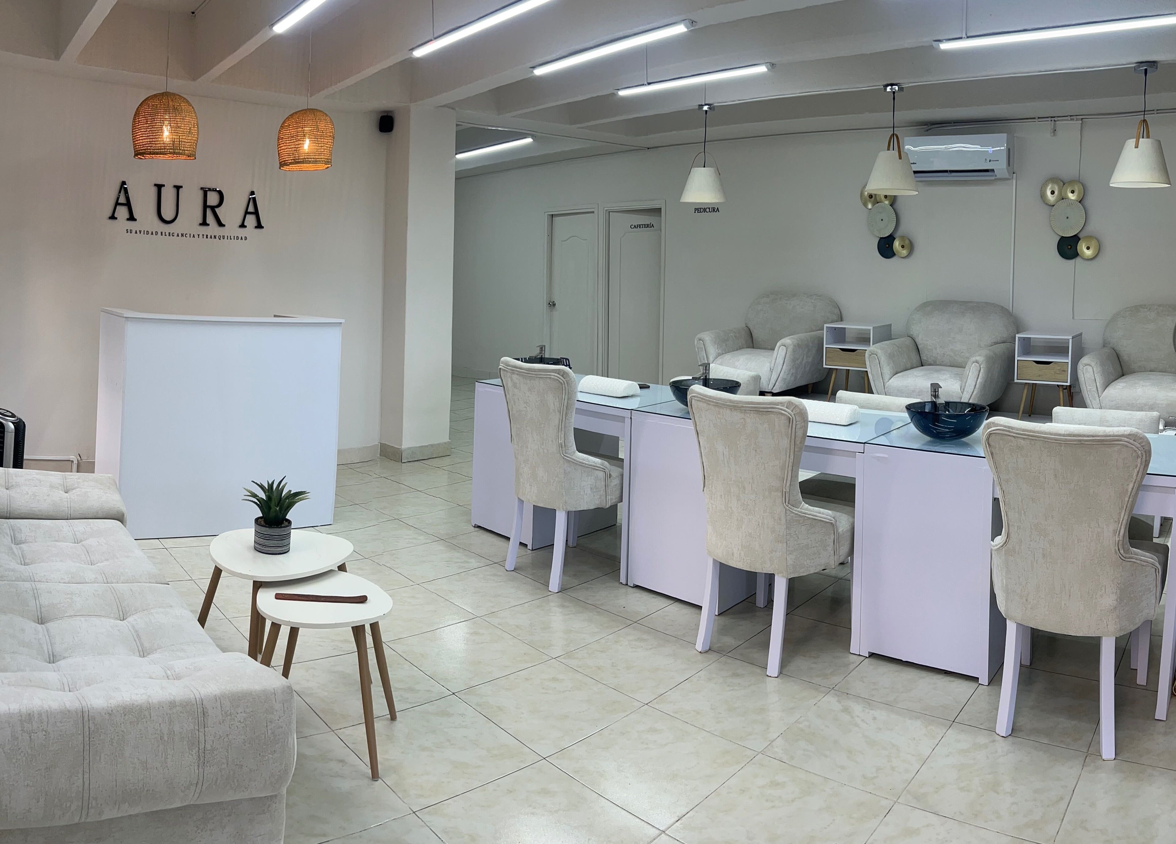 Recepción moderna de Aura Nails Spa en Caldas, Caldas, CO con muebles blancos elegantes.