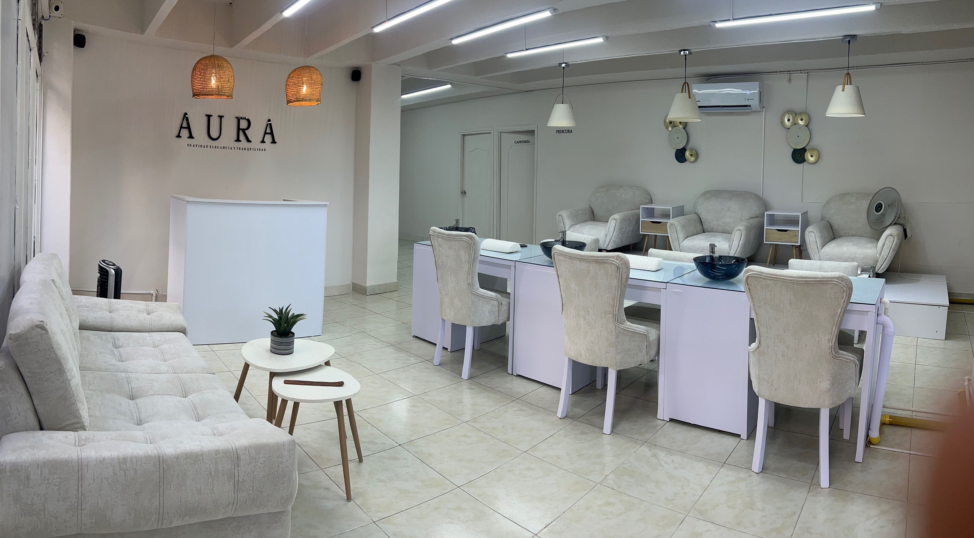Recepción moderna de Aura Nails Spa en Caldas, Caldas, CO con muebles blancos elegantes.