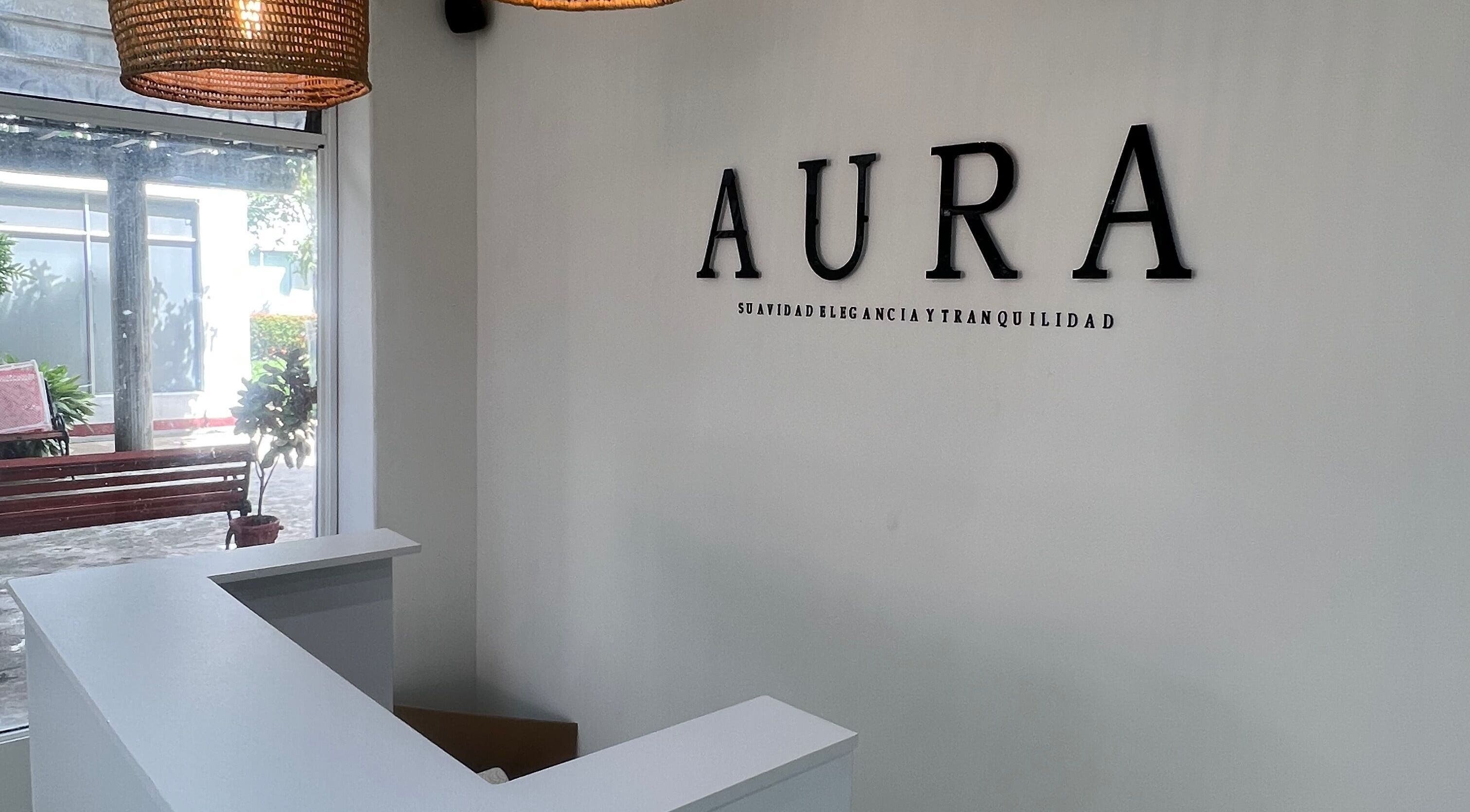 Recepción de Aura Nails Spa en Caldas, Caldas, CO, destacando su elegante diseño.