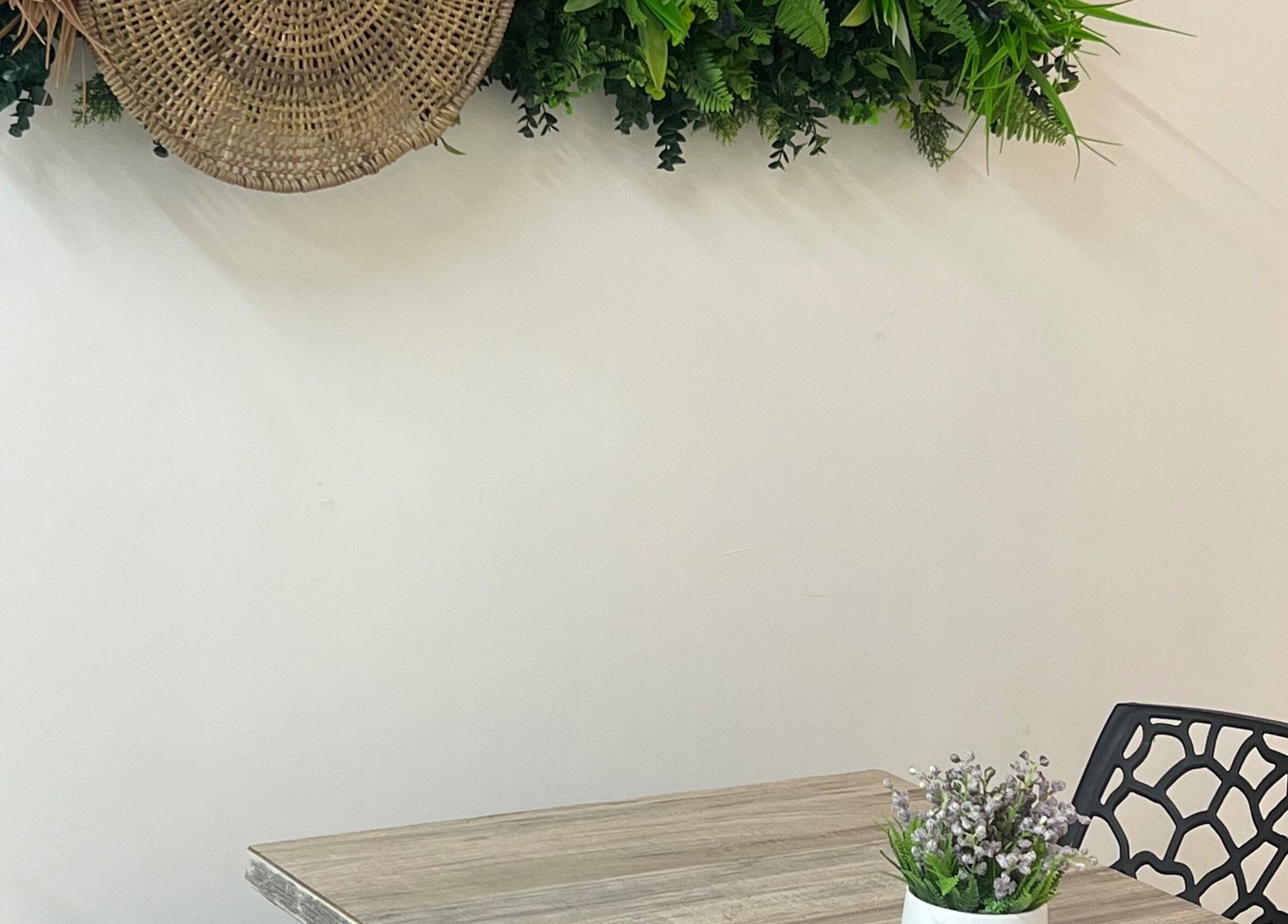 Espacio acogedor en Aura Nails Spa, Caldas, Caldas, CO con decoración natural y muebles modernos.