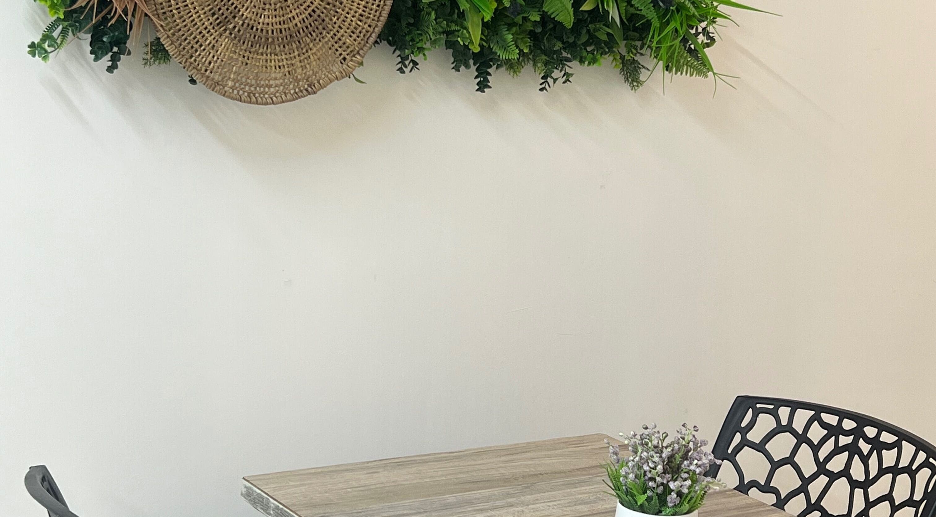 Espacio acogedor en Aura Nails Spa, Caldas, Caldas, CO con decoración natural y muebles modernos.