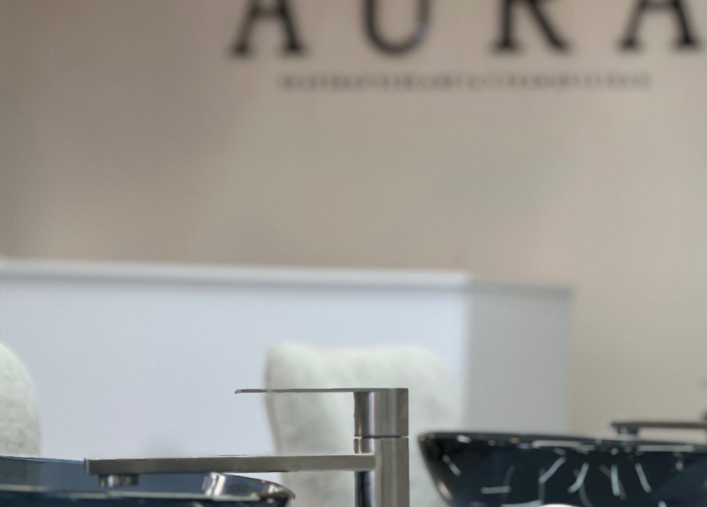 Interior moderno de Aura Nails Spa en Caldas, Caldas, CO, destacando sillas de spa elegantemente dispuestas.