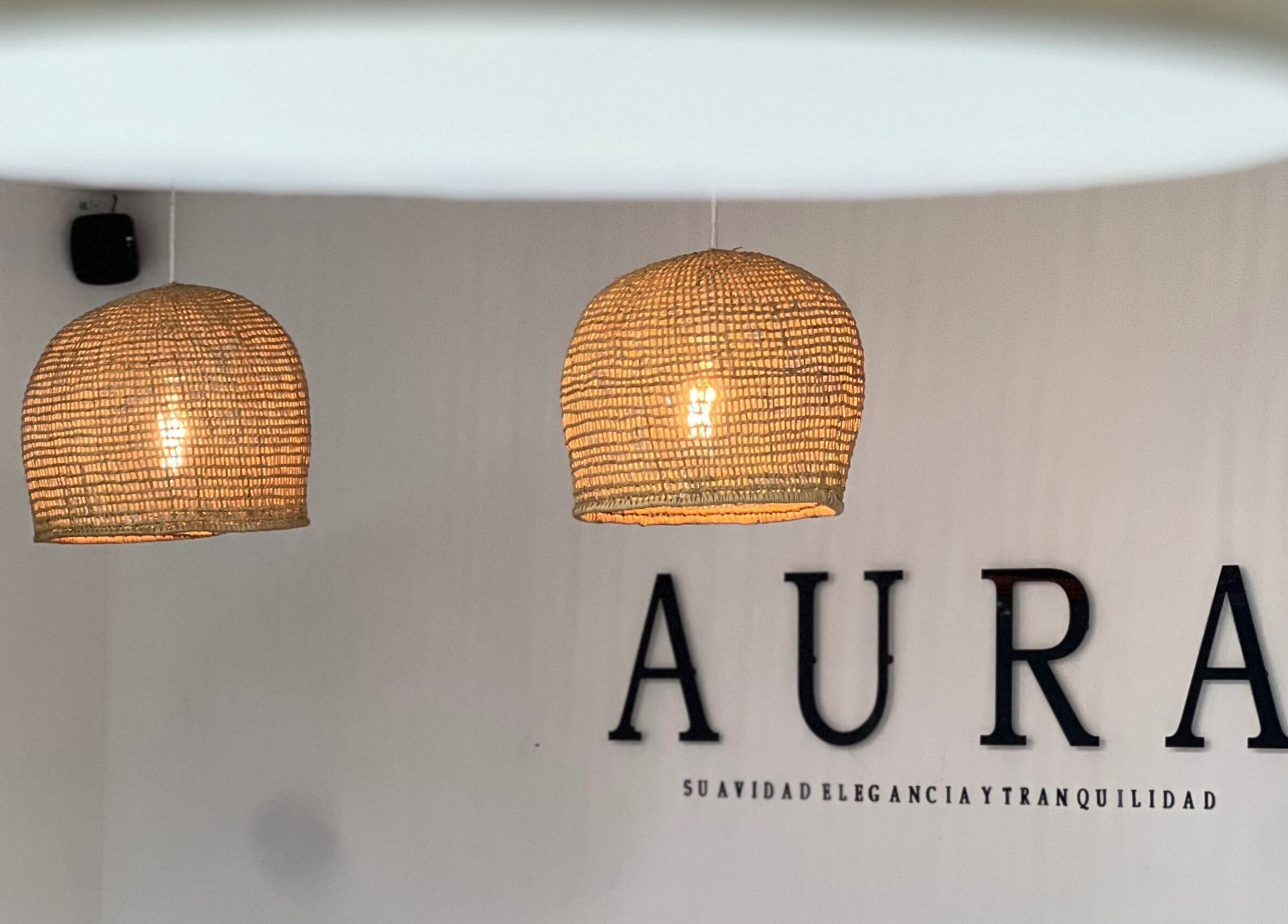 Lámparas colgantes de mimbre en Aura Nails Spa, Caldas, Caldas, CO, creando un ambiente acogedor.