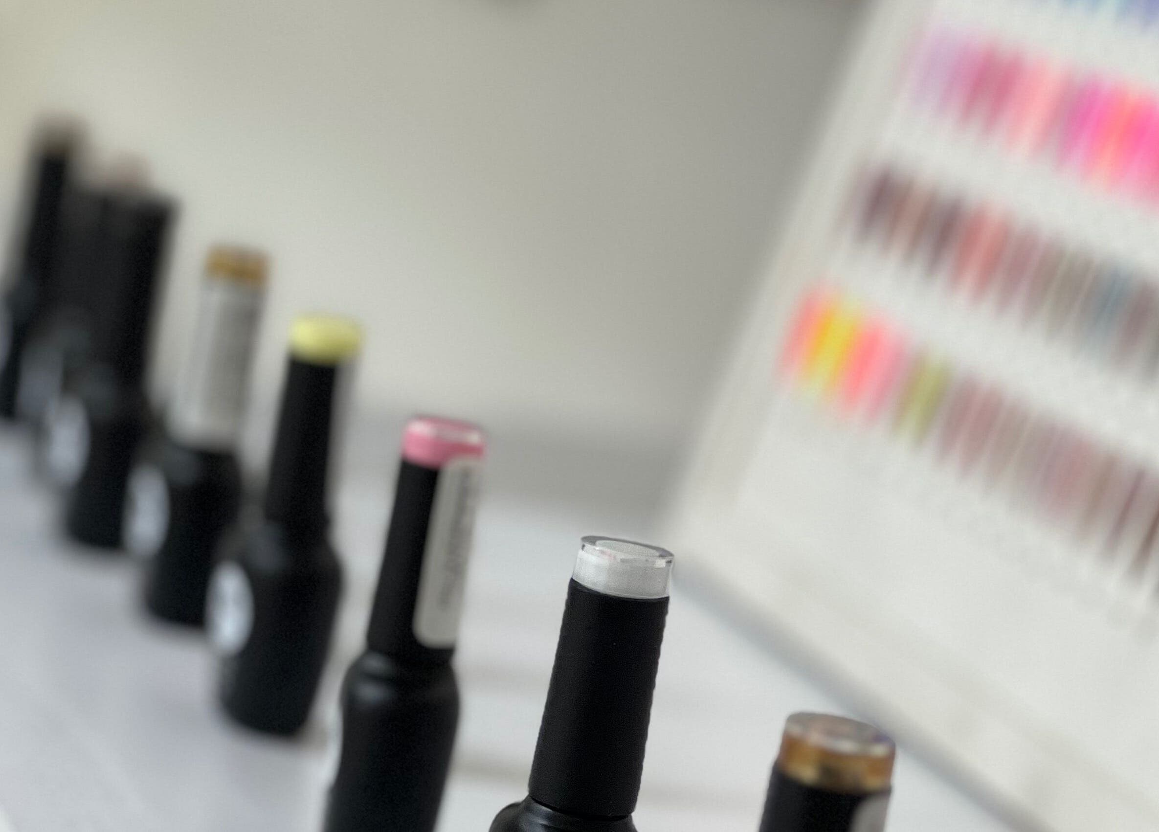 Variedad de esmaltes en Aura Nails Spa, Caldas, Caldas, CO. Perfecto para estilos personalizados.