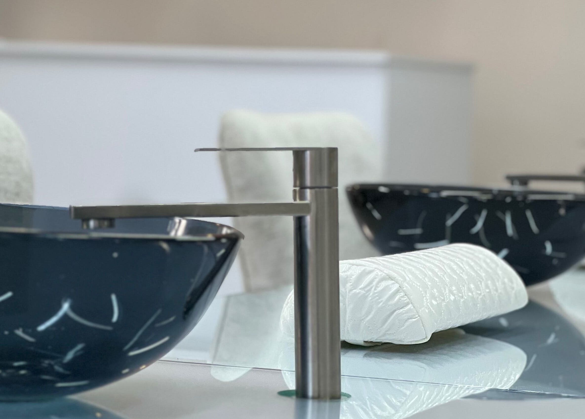 Lavamanos moderno en Aura Nails Spa en Caldas, Caldas, CO, listo para ofrecerte una experiencia de lujo.