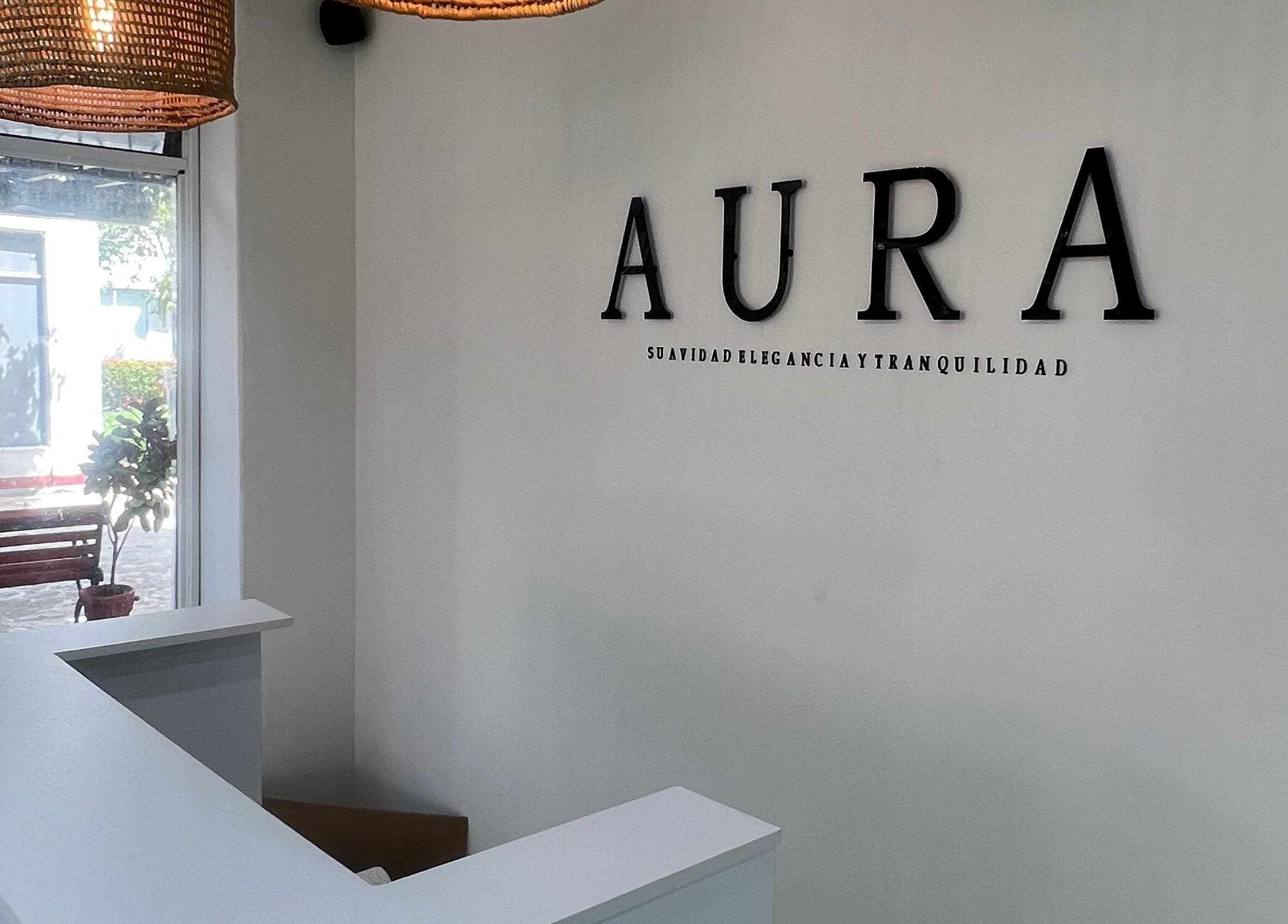 Entrada de Aura Nails Spa en Caldas, Caldas, CO, destacando su recepción moderna y acogedora.