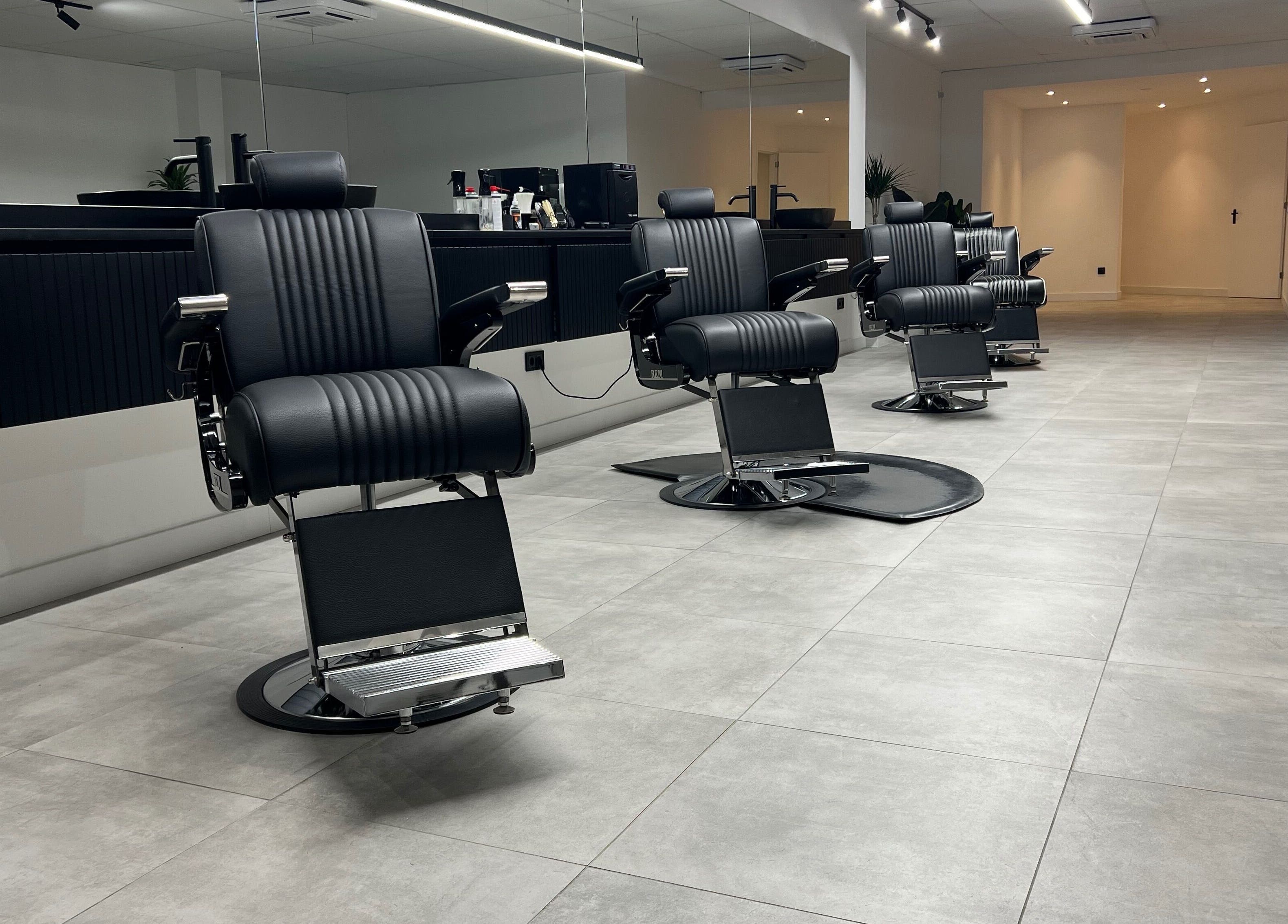 Moderne kappersstoelen bij Bock-Mencare, Geleen, Limburg, NL, in een elegante salonsetting.