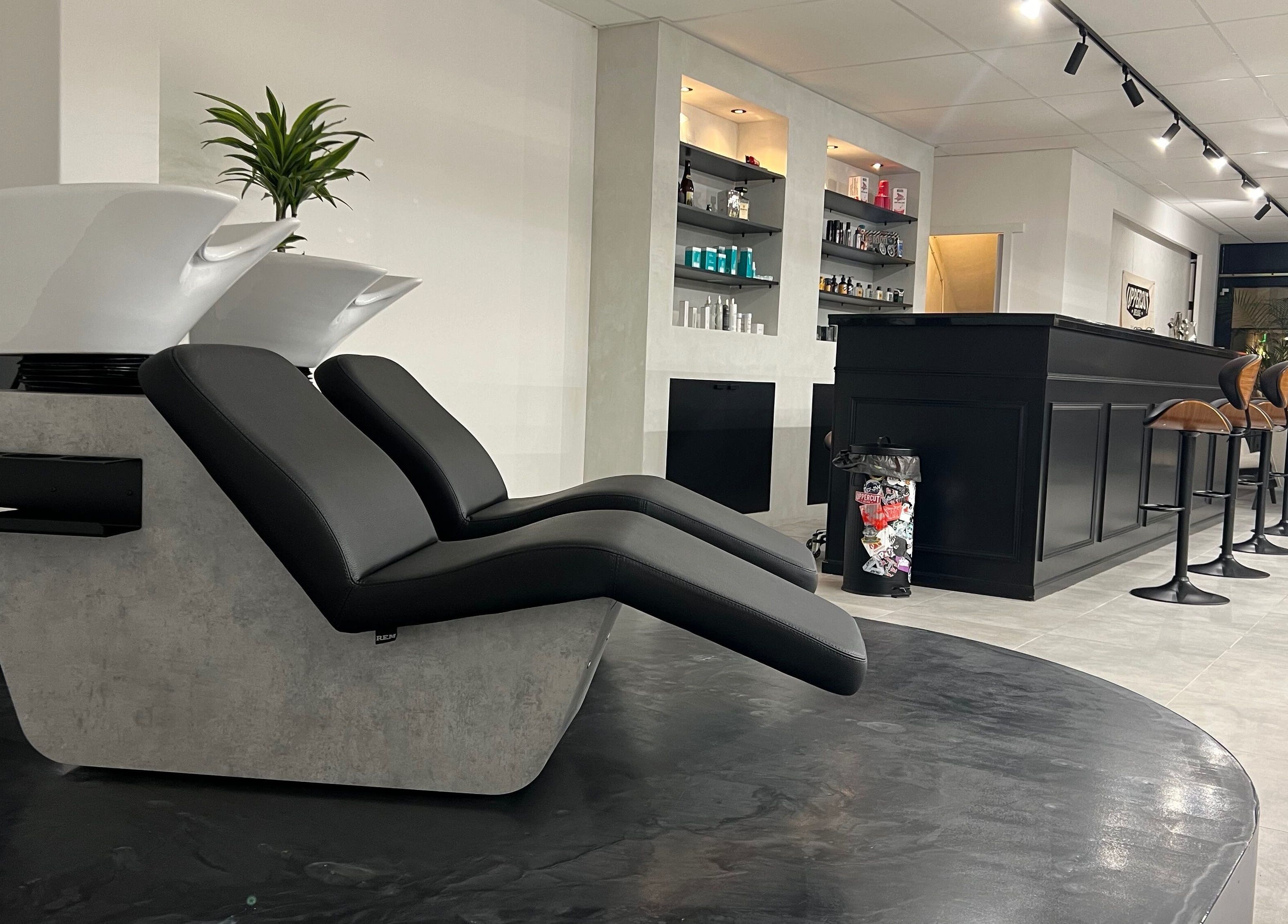 Stijlvolle wasruimte bij Bock-Mencare, Geleen, Limburg, NL. Luxe inrichting en comfortabele stoelen.