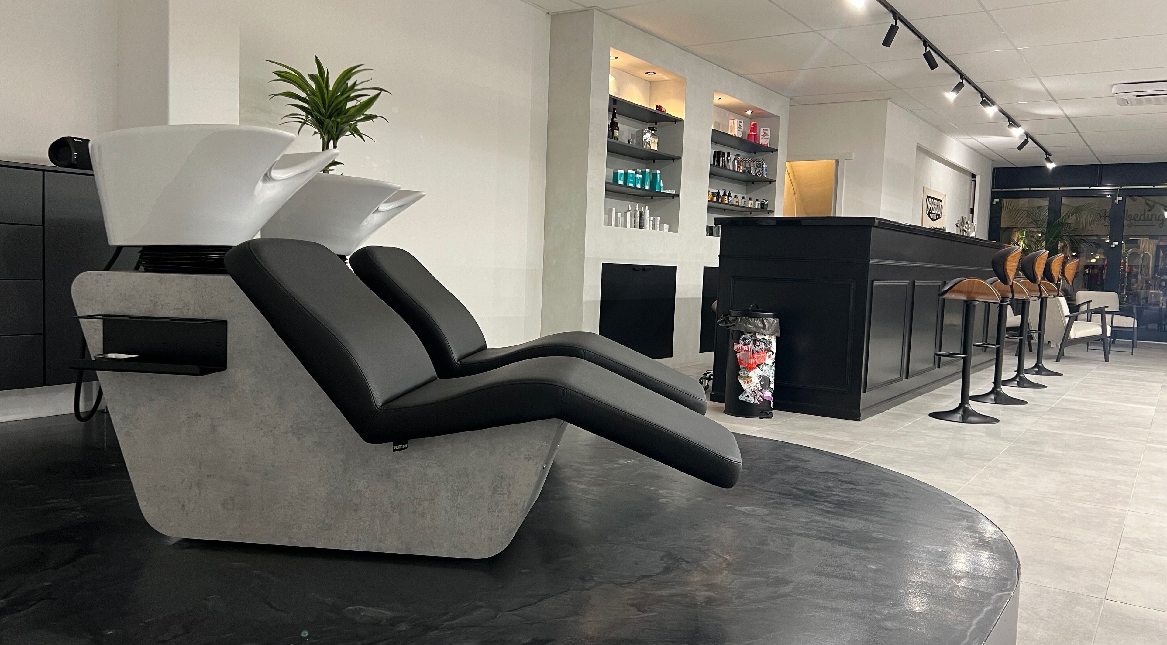 Moderne wasruimte bij Bock-Mencare in Geleen, Limburg, NL met luxe spa stoelen en stijlvolle inrichting.