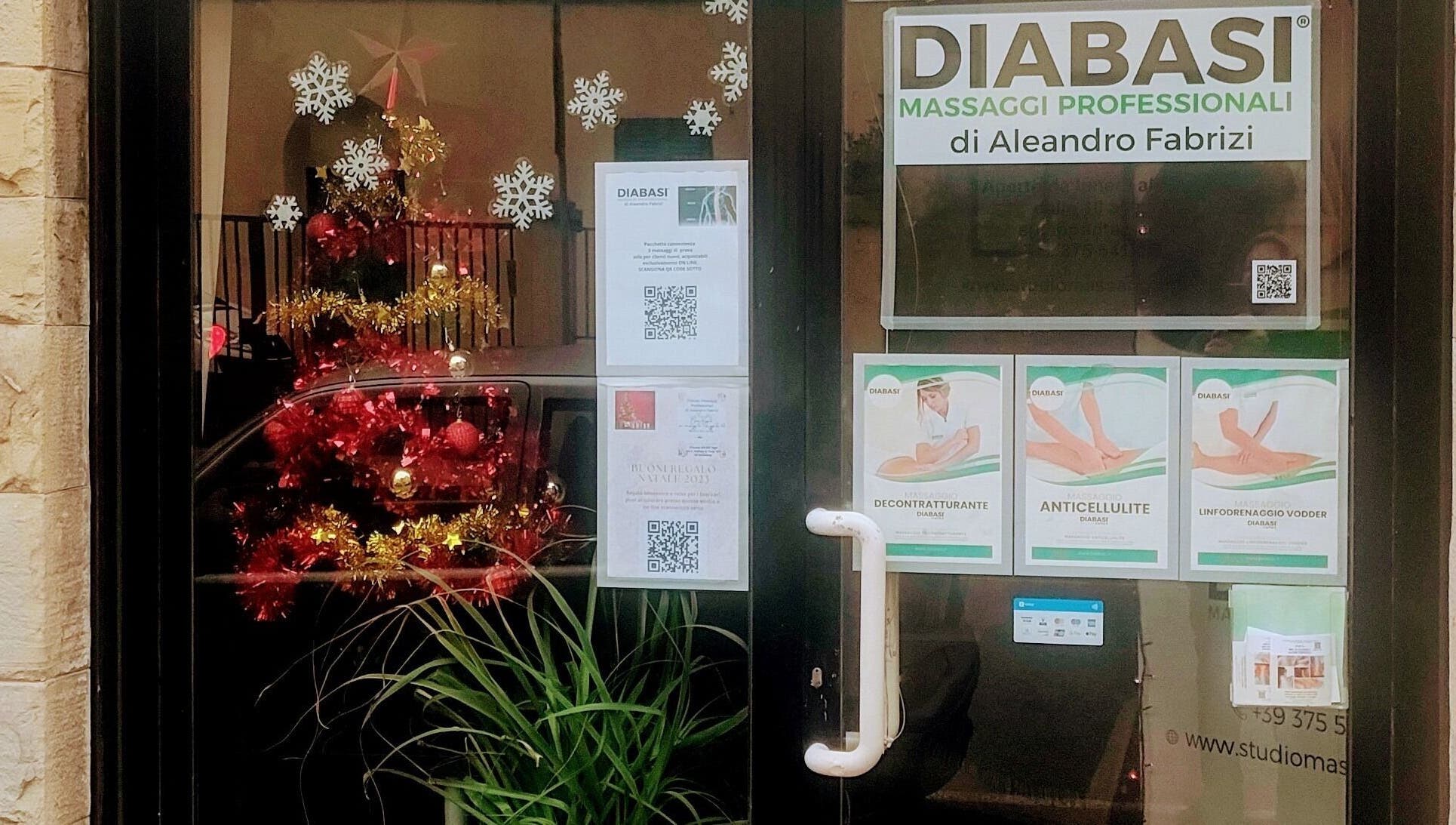 Vetrina di DIABASI MASSAGGI PROFESSIONALI DI ALEANDRO FABRIZI decorata per Natale a Firenze, Toscana, IT.