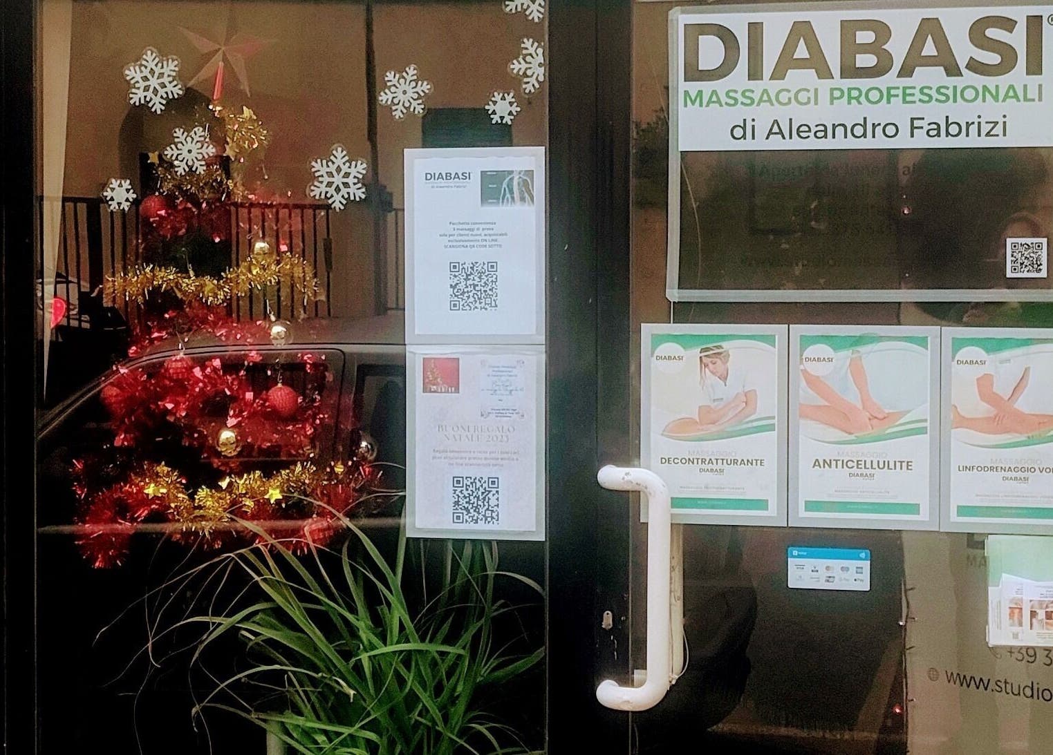 Vetrina di DIABASI MASSAGGI PROFESSIONALI DI ALEANDRO FABRIZI decorata per Natale a Firenze, Toscana, IT.