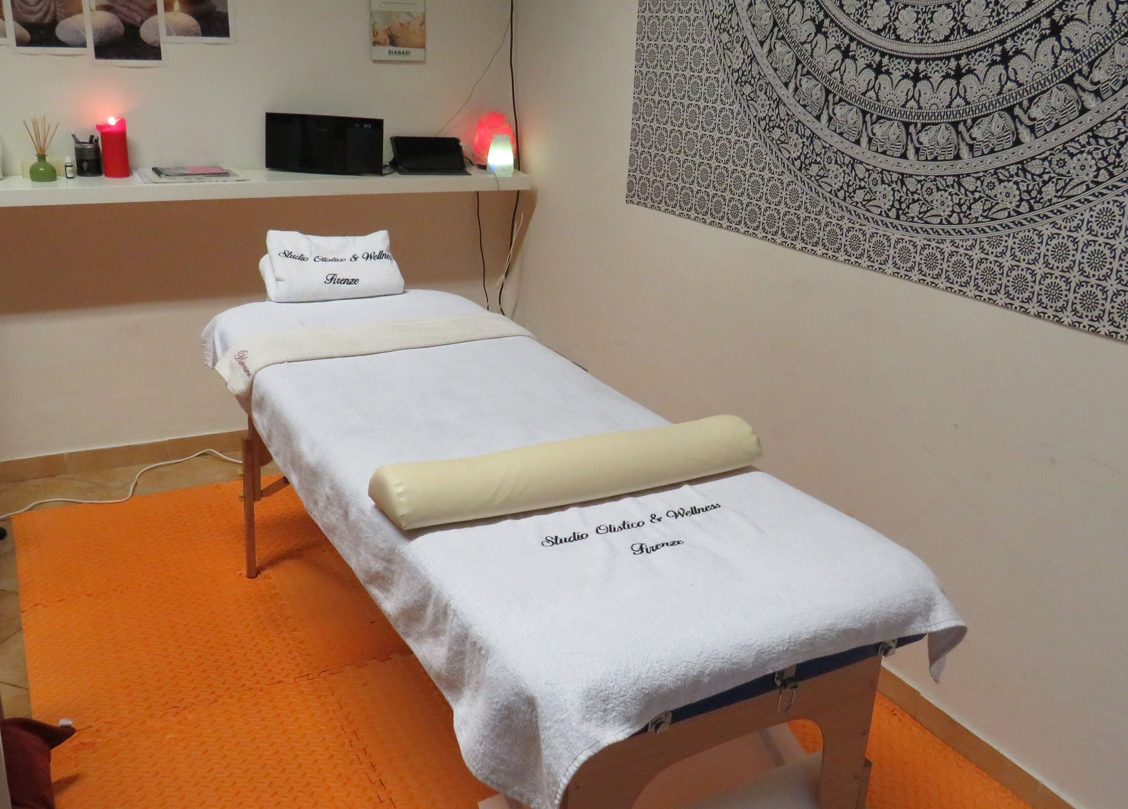 Stanza massaggi accogliente presso DIABASI MASSAGGI PROFESSIONALI DI ALEANDRO FABRIZI a Firenze, Toscana, IT.