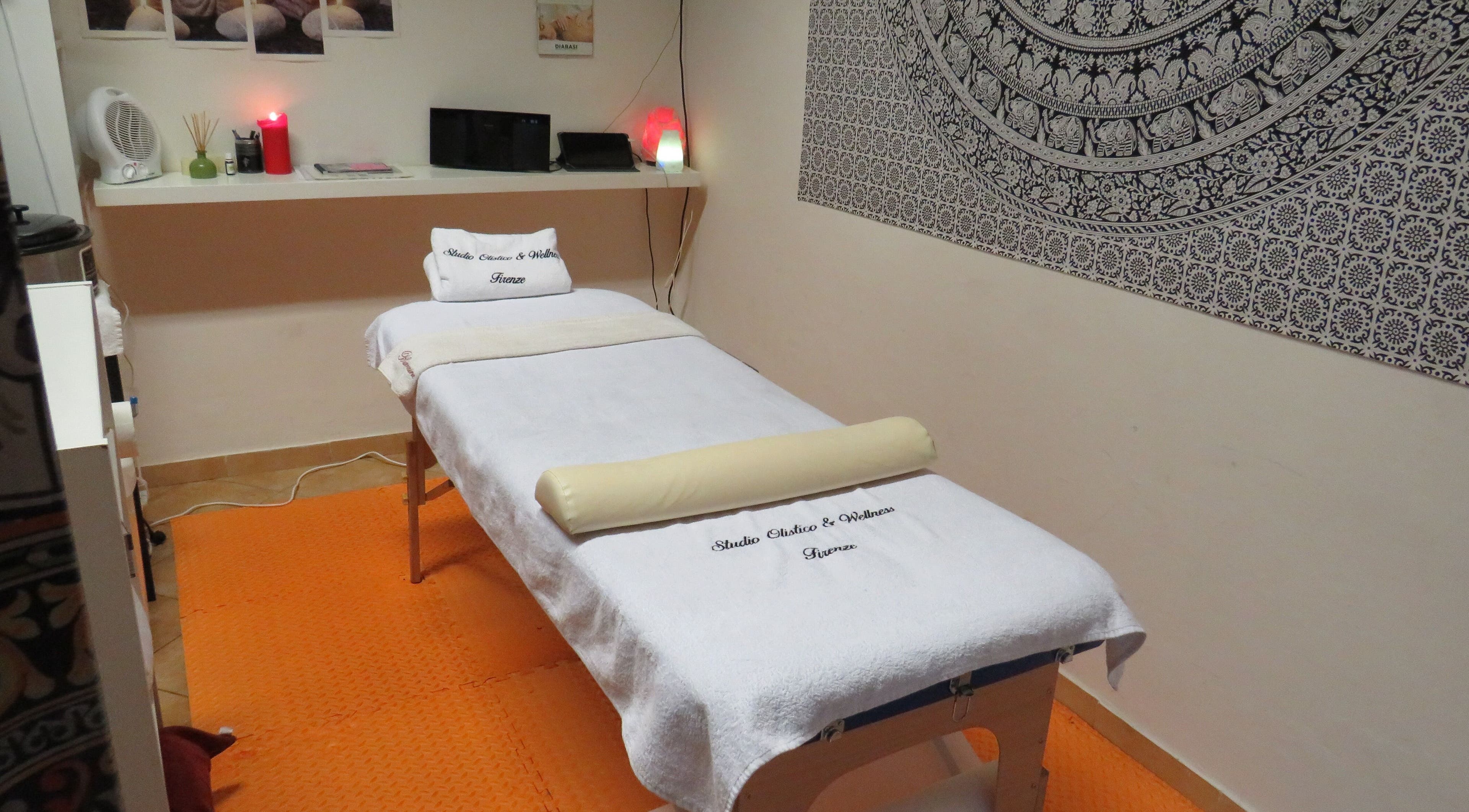 Stanza massaggi accogliente presso DIABASI MASSAGGI PROFESSIONALI DI ALEANDRO FABRIZI a Firenze, Toscana, IT.