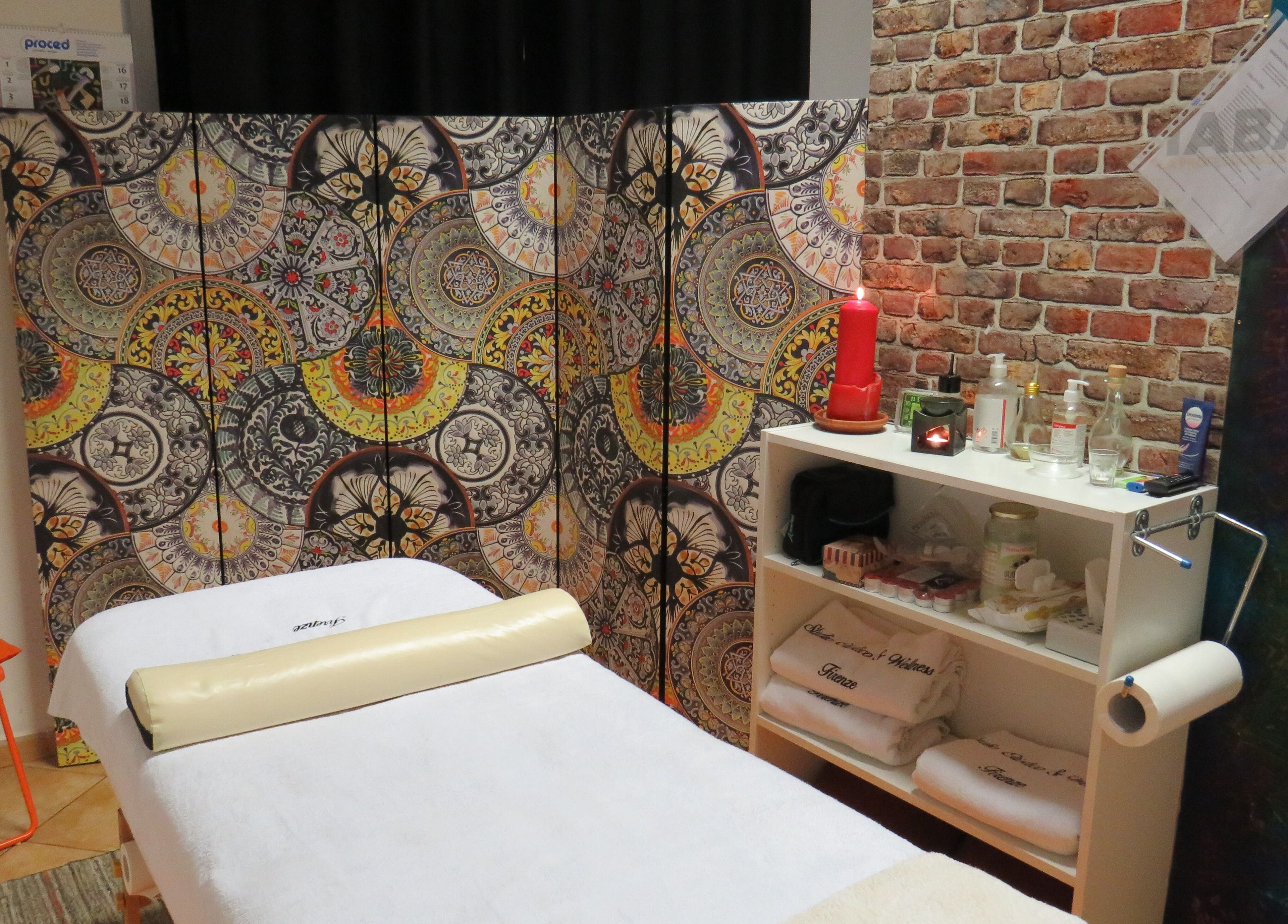 Sala massaggi elegante presso DIABASI MASSAGGI PROFESSIONALI DI ALEANDRO FABRIZI a Firenze, Toscana, IT.