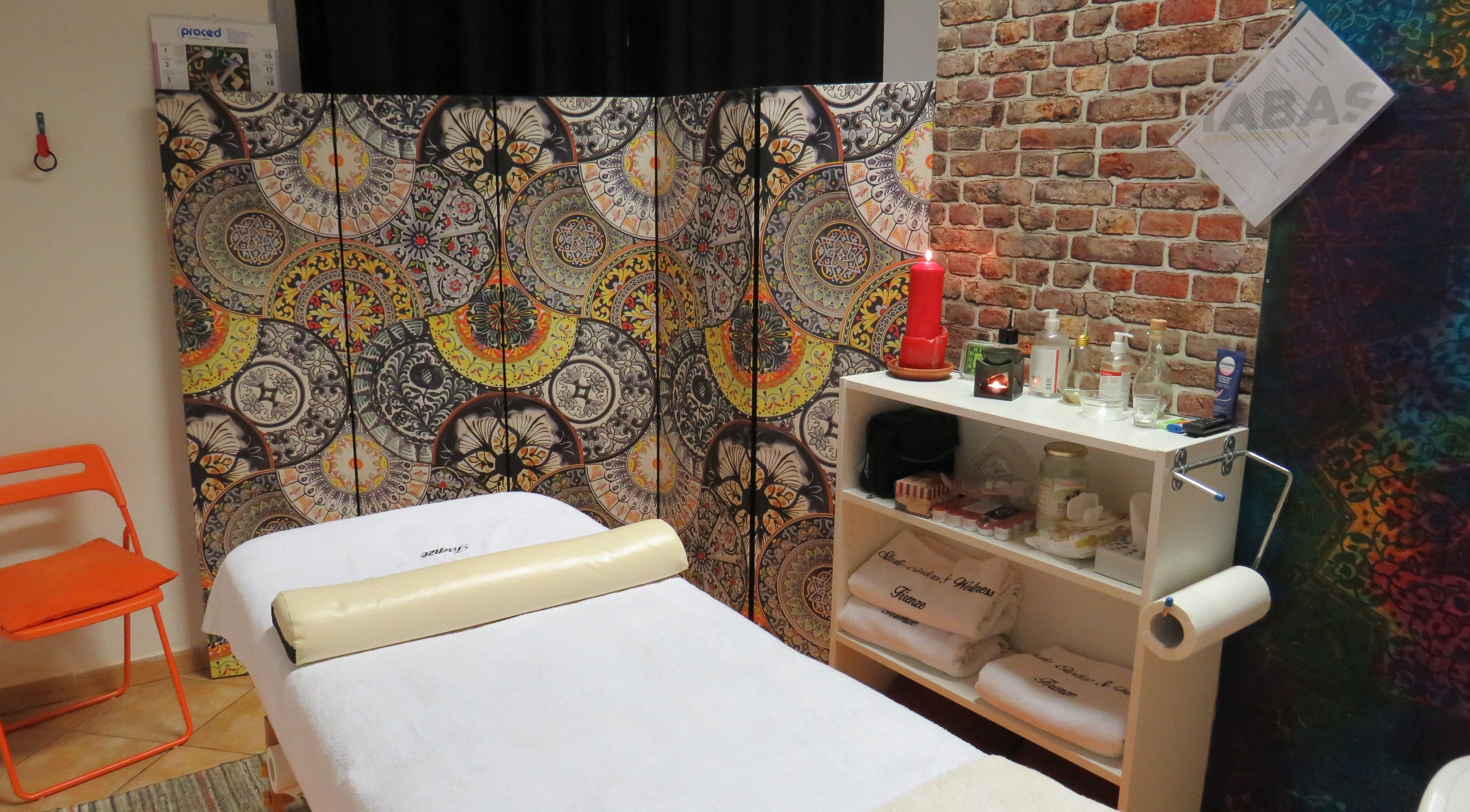 Sala massaggi elegante presso DIABASI MASSAGGI PROFESSIONALI DI ALEANDRO FABRIZI a Firenze, Toscana, IT.