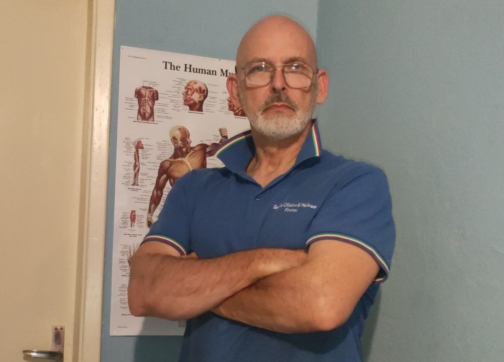 Esperto di DIABASI MASSAGGI PROFESSIONALI DI ALEANDRO FABRIZI a Firenze, Toscana, IT davanti a poster anatomico.