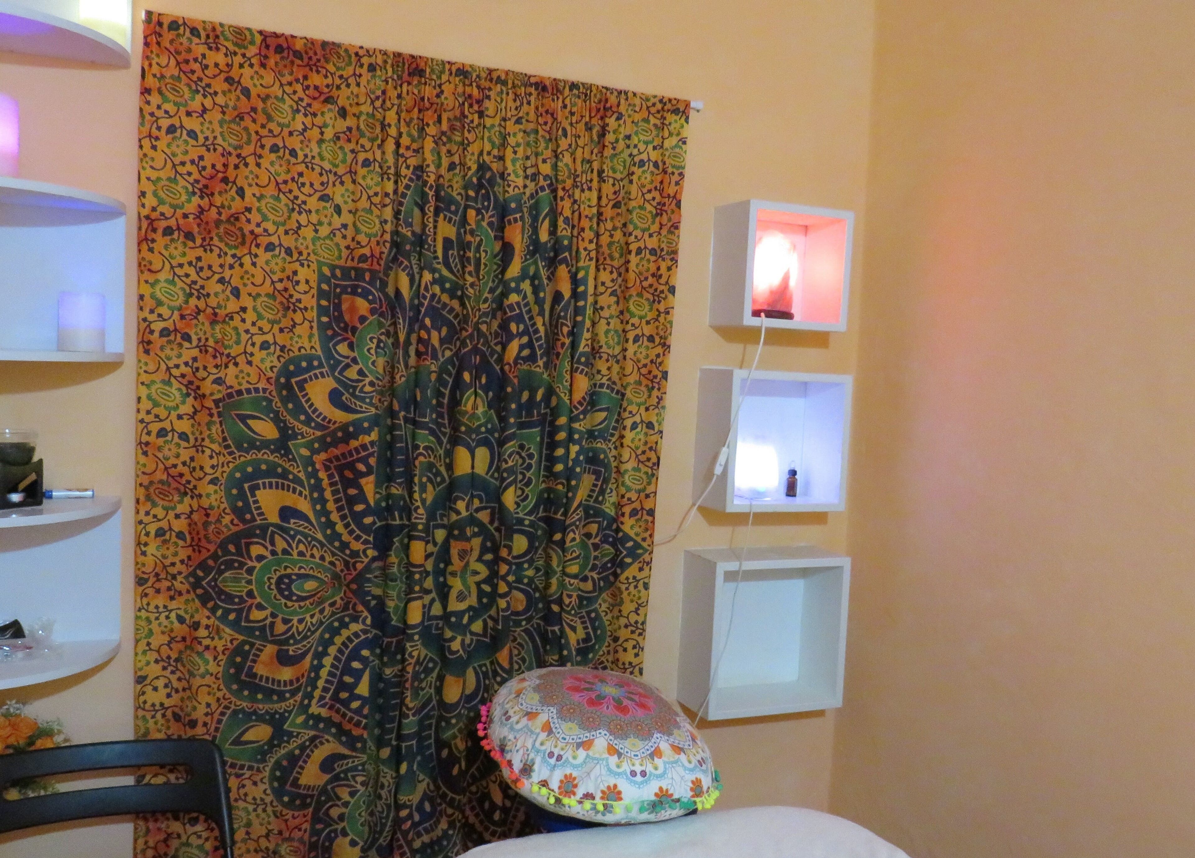 Interni accoglienti di DIABASI MASSAGGI PROFESSIONALI DI ALEANDRO FABRIZI a Firenze, Toscana, con decorazioni vivaci.