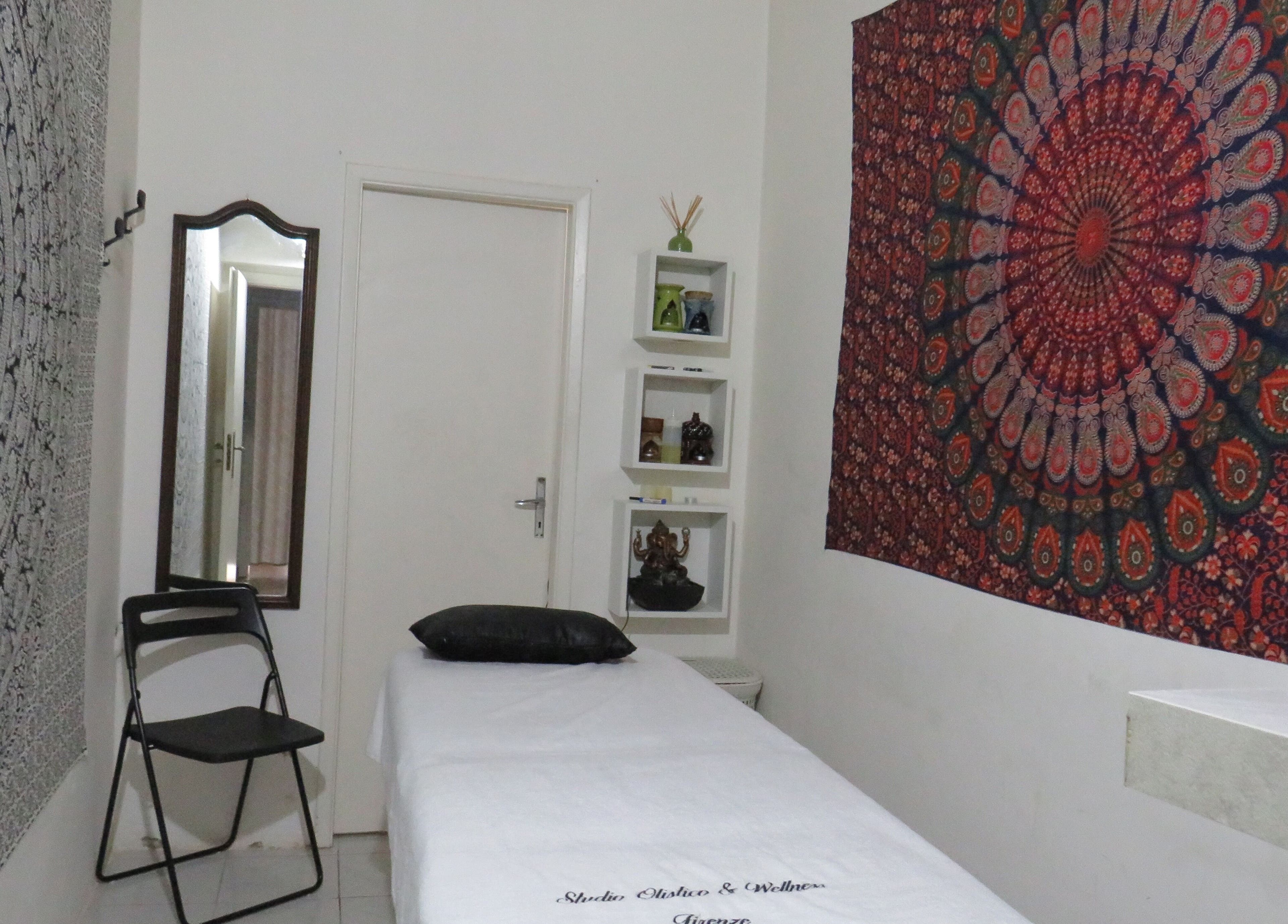 Sala massaggi a DIABASI MASSAGGI PROFESSIONALI DI ALEANDRO FABRIZI, Firenze, Toscana, IT con arazzi colorati.