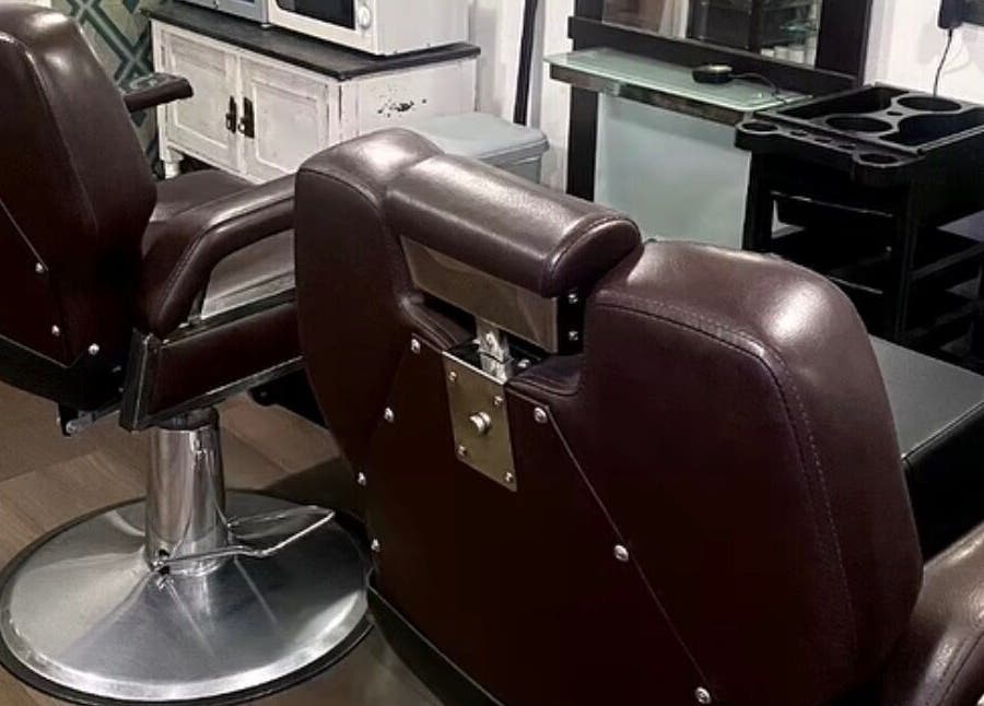 Delzcutz beauty and wellness salon chairs in Gravesend, England, GB offering comfort and style.