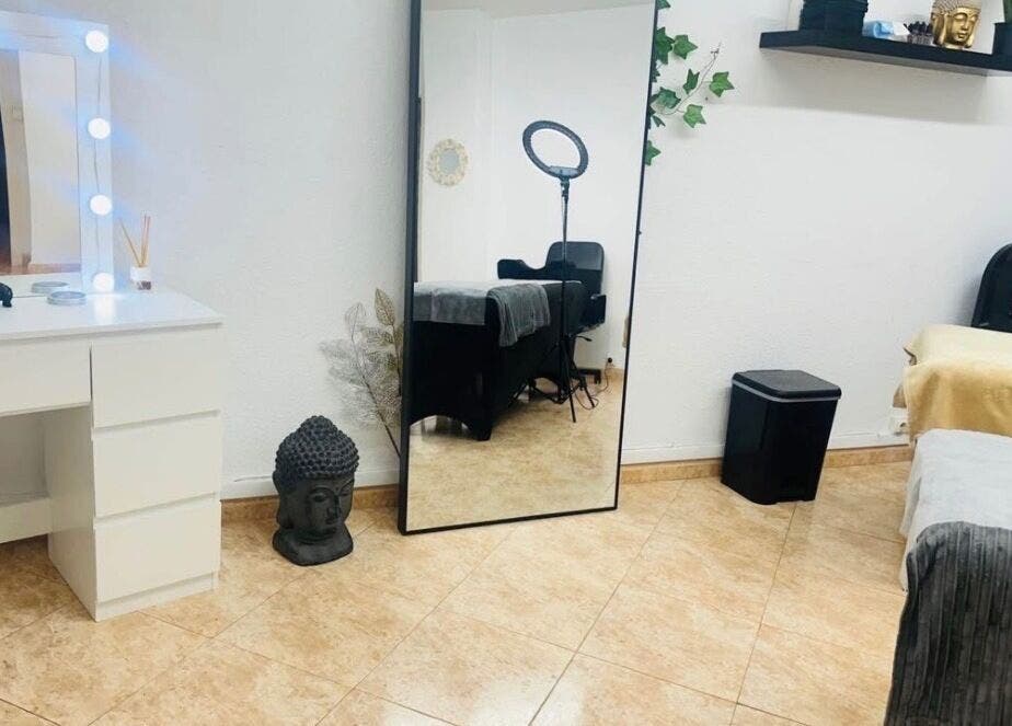 Sala de belleza de Paolys Hernández en Barcelona, Catalunya, ES, con espejo y estación de maquillaje.