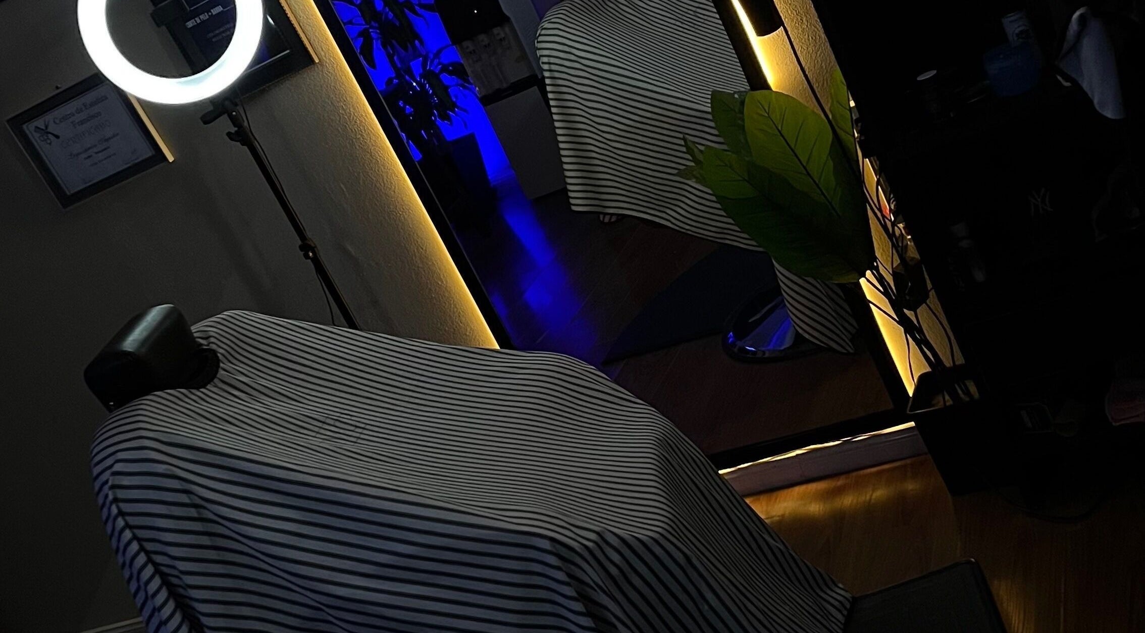 Elegant salon chair setup with soft lighting at Fénix, 9 De Julio, Provincia De Buenos Aires, AR.