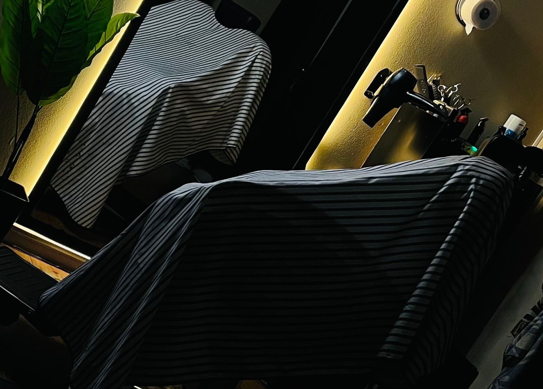 Modern styling station at Fénix, 9 De Julio, Provincia De Buenos Aires, AR with striped cover and soft lighting.