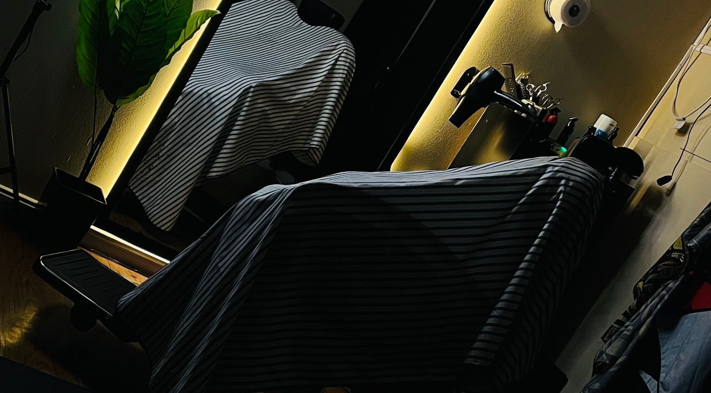 Modern styling station at Fénix, 9 De Julio, Provincia De Buenos Aires, AR with striped cover and soft lighting.