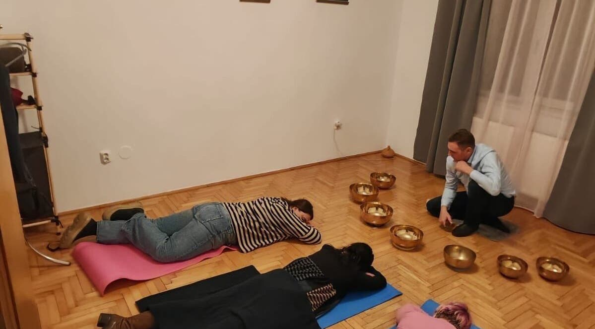 Sound therapy at QuantumEvo, Brașov, Județul Brașov, RO with participants relaxing on mats.