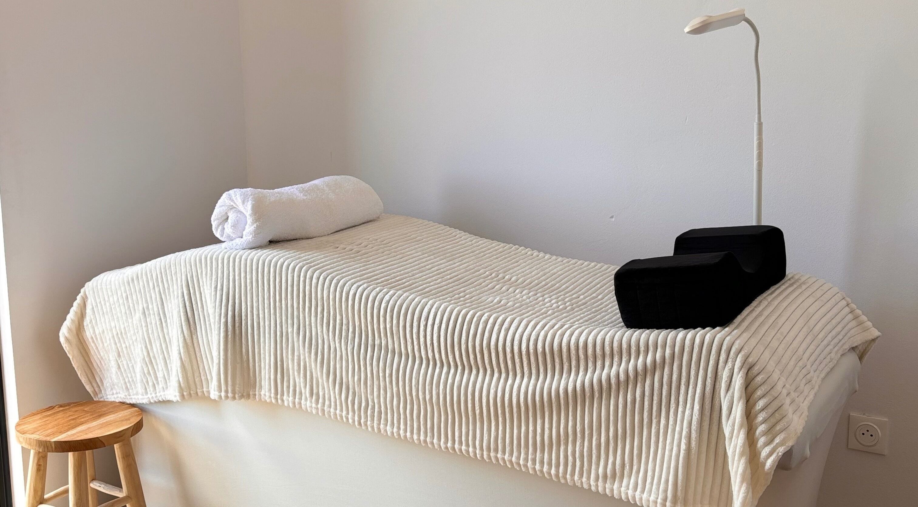 Table de massage paisible à Thea Beauty, Saint-louis, Réunion, RE, préparée avec soin pour un moment de détente.