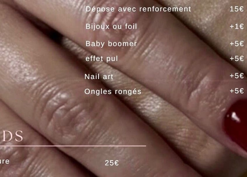 Manucure élégante chez Kamy Nail’s à Val-de-reuil, Normandie, FR, avec options de nail art et pédicure.