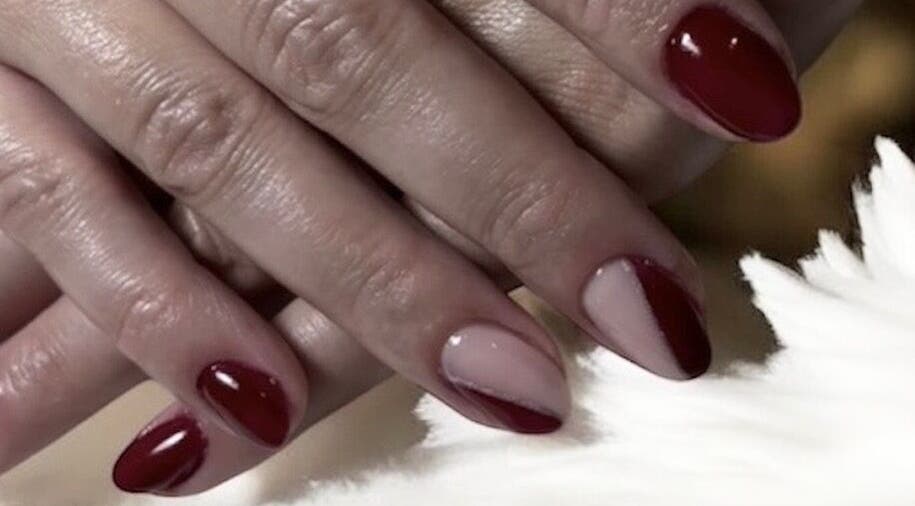 Manucure élégante chez Kamy Nail’s, Val-de-Reuil, Normandie, FR offrant un style chic rouge et blanc.